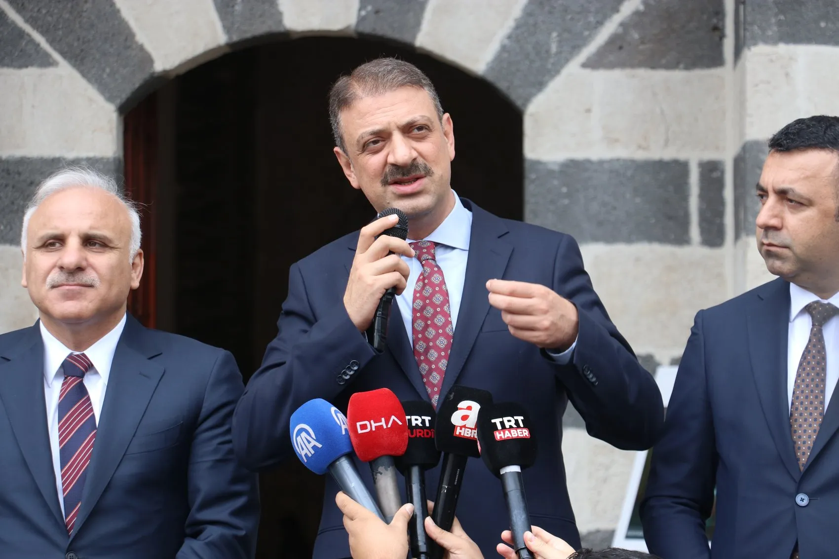 Diyarbakır ve Bingöl'de deprem hasarlı 6 tarihi cami yeniden ibadete açıldı