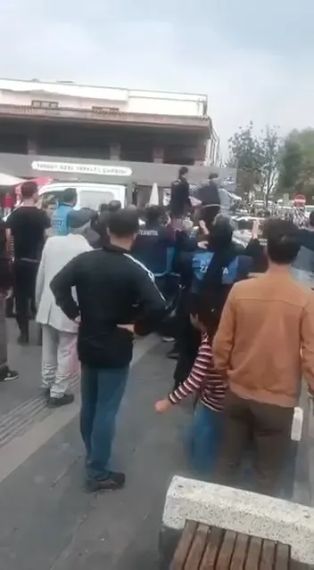 Diyarbakır Sur'da zabıta ve seyyar satıcı arasında gergin anlar: Arbede kamerada