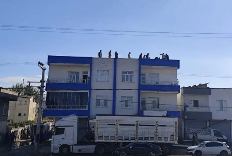 Diyarbakır Bismil'de korkunç kaza: Yüksek gerilim hattına temas eden usta hayatını kaybetti