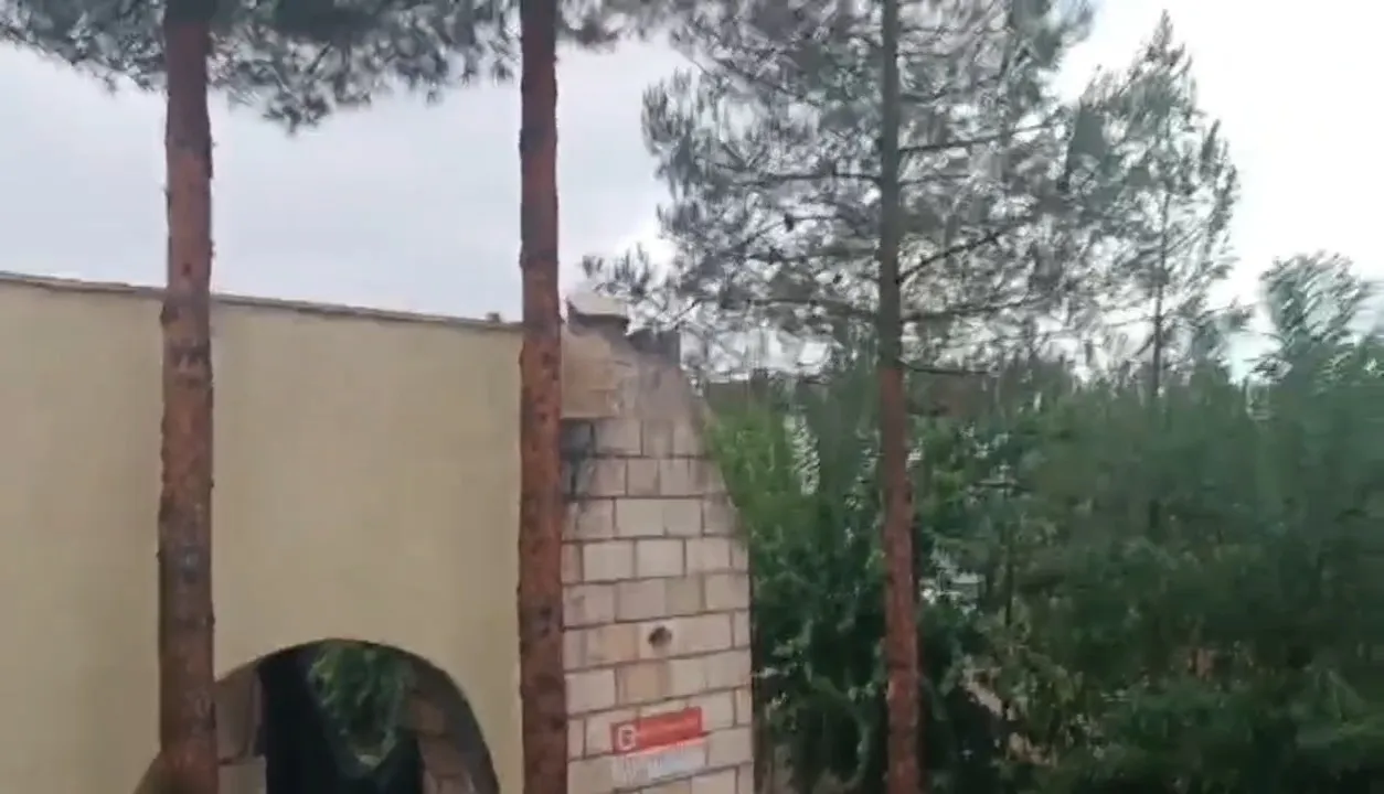 Diyarbakır Bismil'de şiddetli fırtına dehşeti: Caminin minaresi evin üzerine devrildi