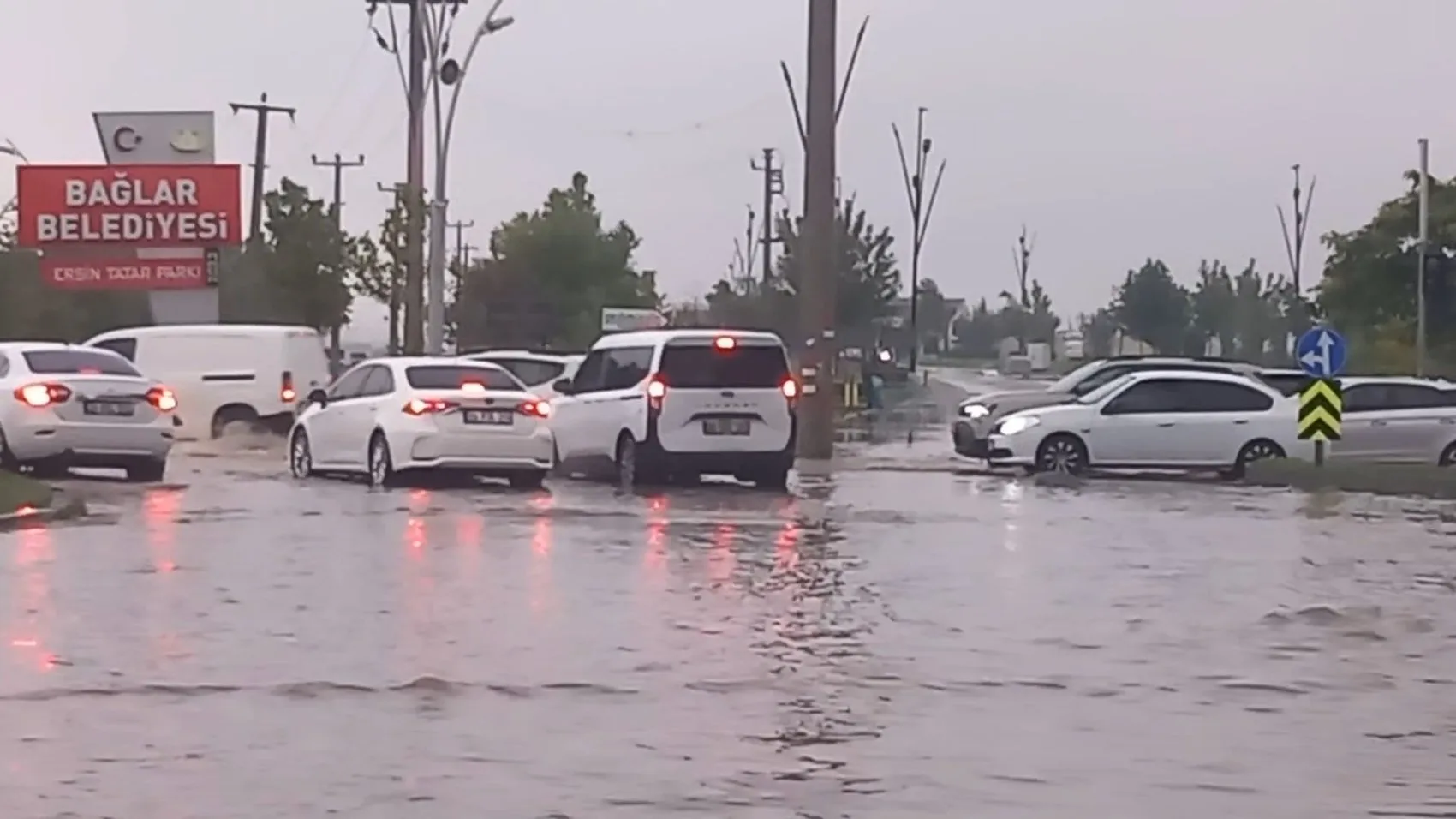 Diyarbakır'da sağanak yağış hayatı felç etti: Cadde ve sokaklar göle döndü