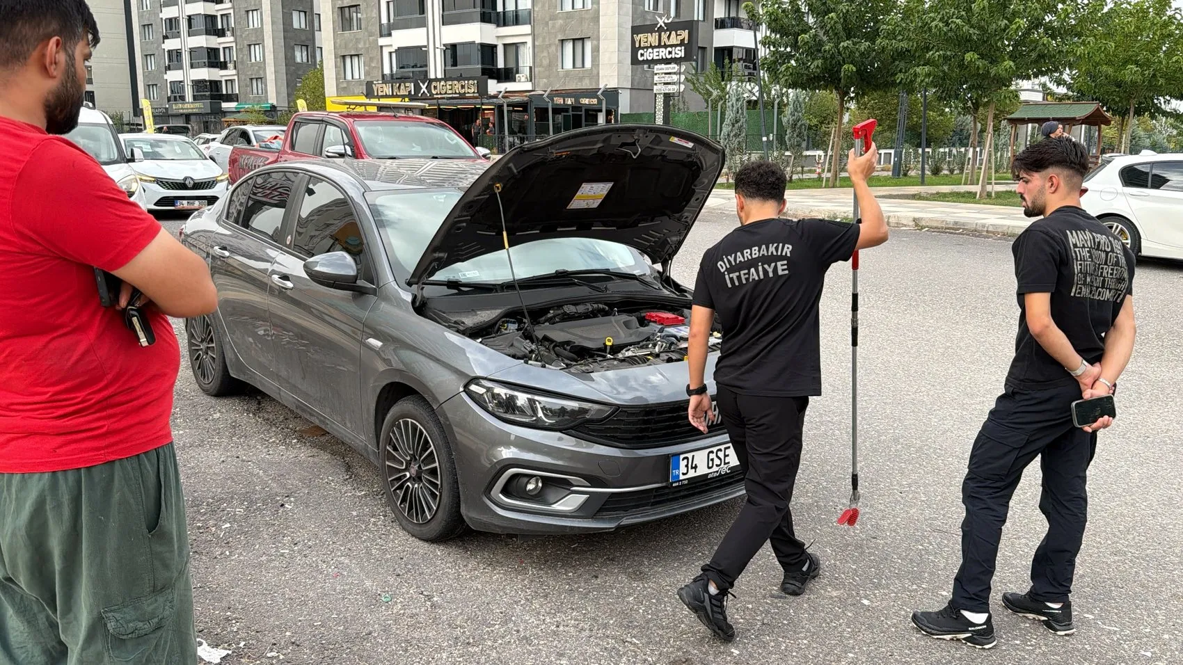 Diyarbakır Kayapınar'da otomobilin kaputuna giren yılan paniği: Vatandaşlar müdahale etti