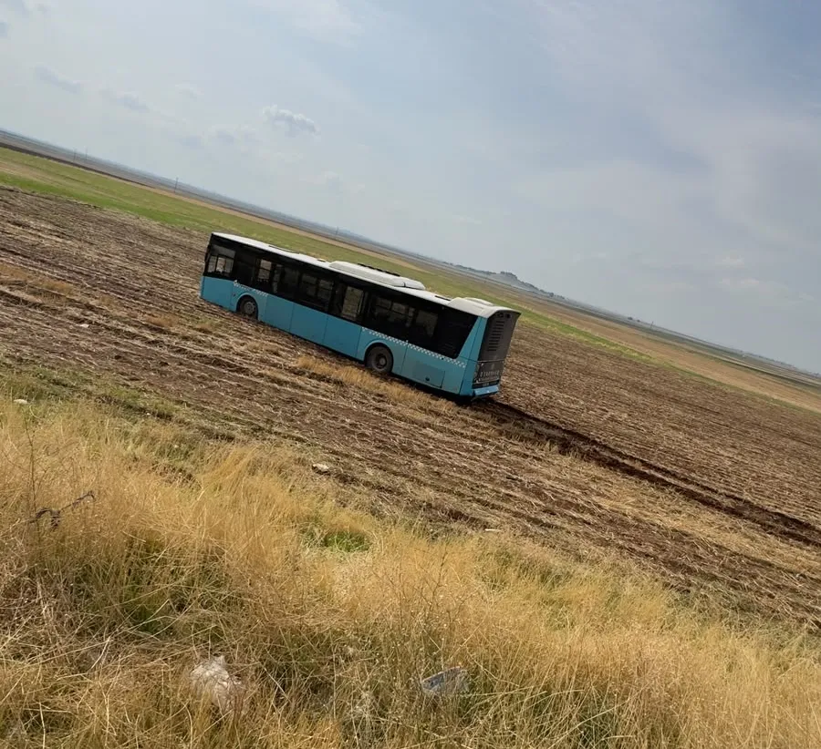 Diyarbakır-Ergani yolunda korkutan kaza: Belediye otobüsü kontrolden çıkıp tarlaya girdi