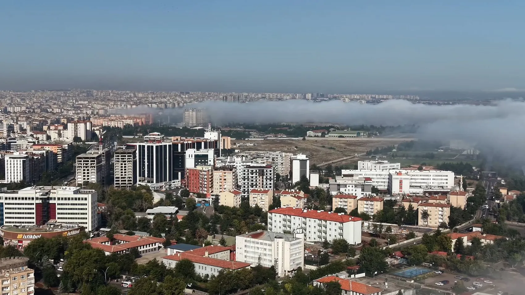 Diyarbakır'ın tarihi dokusu sis altında: Hevsel Bahçeleri ve surlar dronla görüntülendi