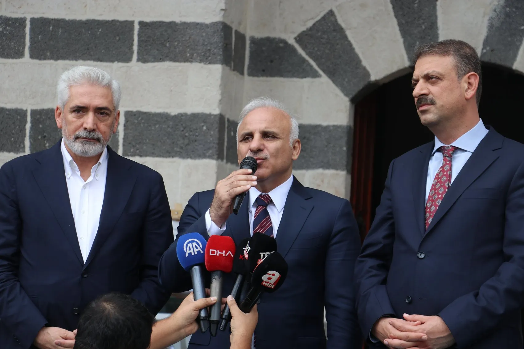 Diyarbakır ve Bingöl'de deprem hasarlı 6 tarihi cami yeniden ibadete açıldı