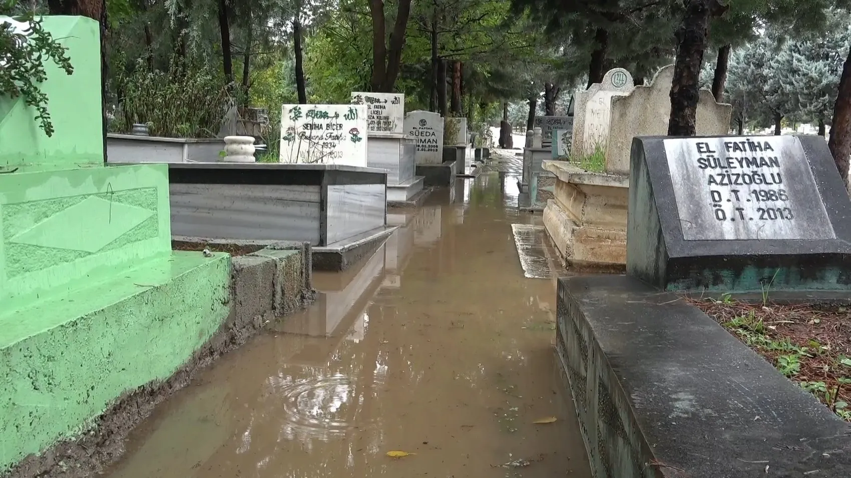 Diyarbakır'da şiddetli sağanak hayatı felç etti: Yeniköy Mezarlığı sular altında kaldı