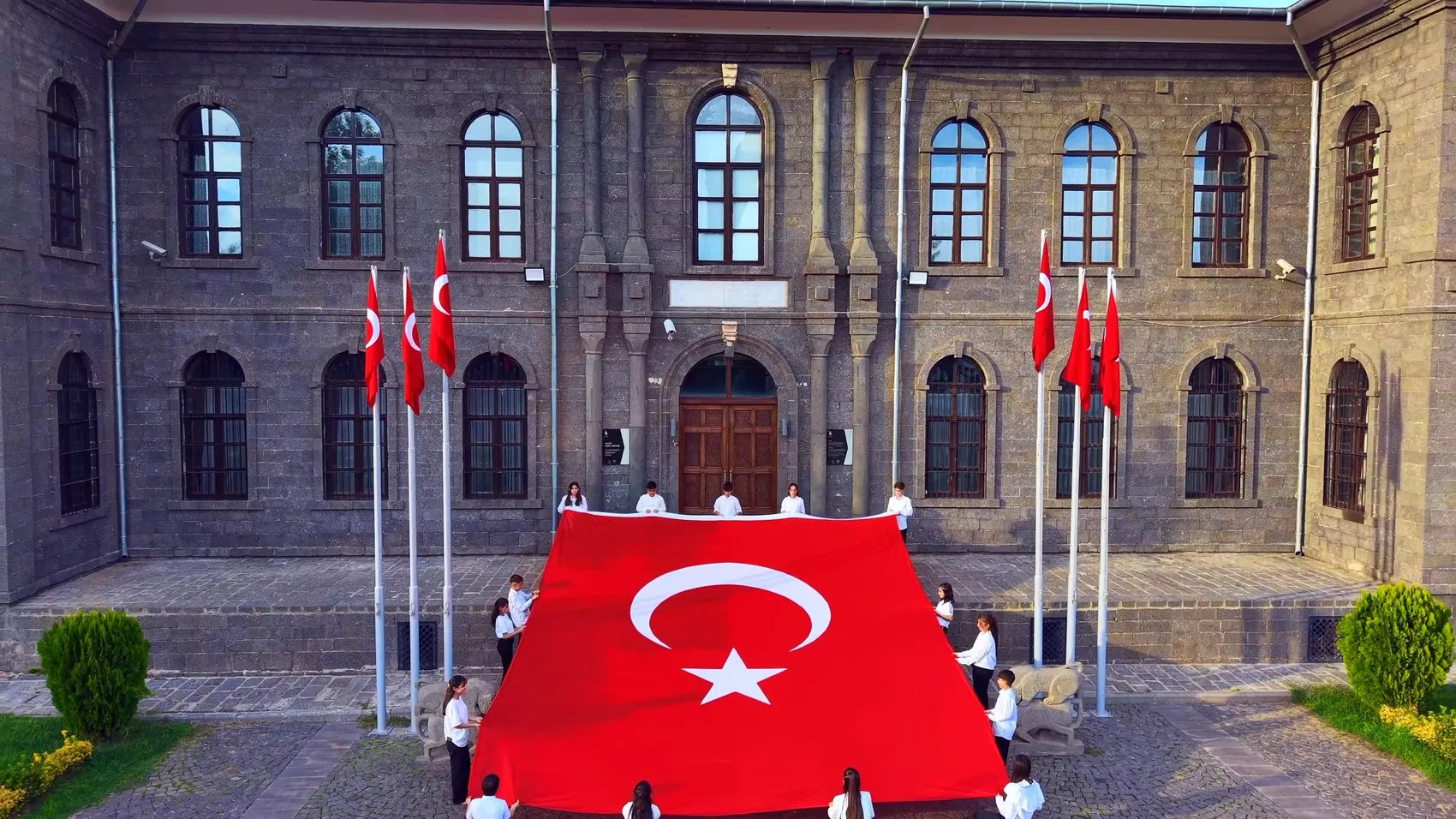 Diyarbakır İçkale'de 54 metrekarelik dev Türk bayrağıyla Cumhuriyet coşkusu