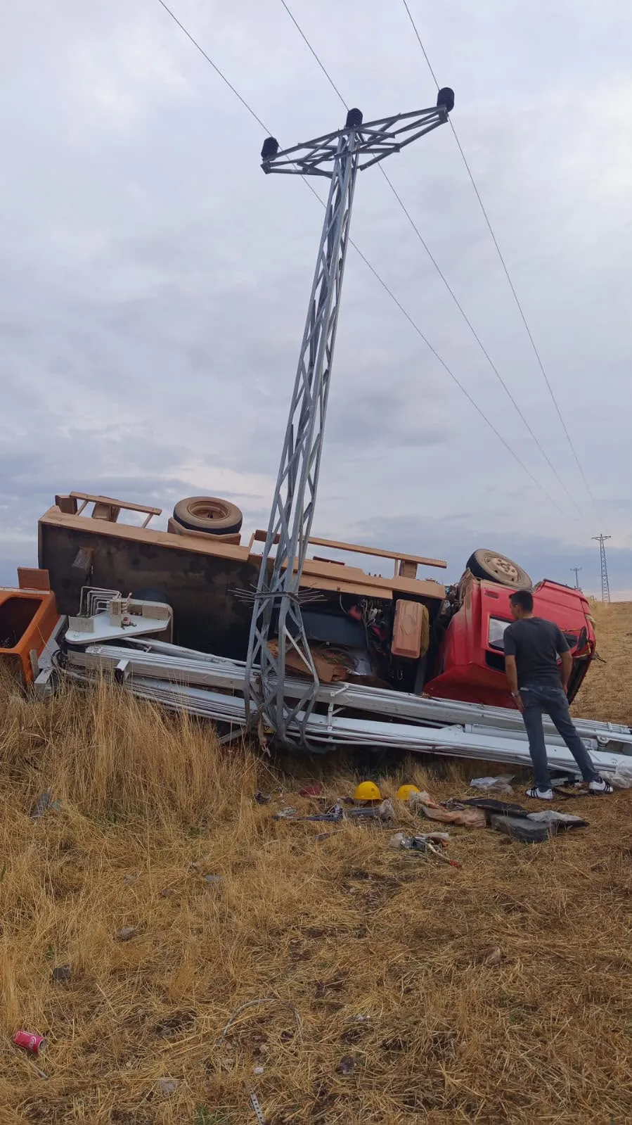 Diyarbakır Ergani'de elektrik arıza ekibini taşıyan kamyonet devrildi: 5 işçi yaralı