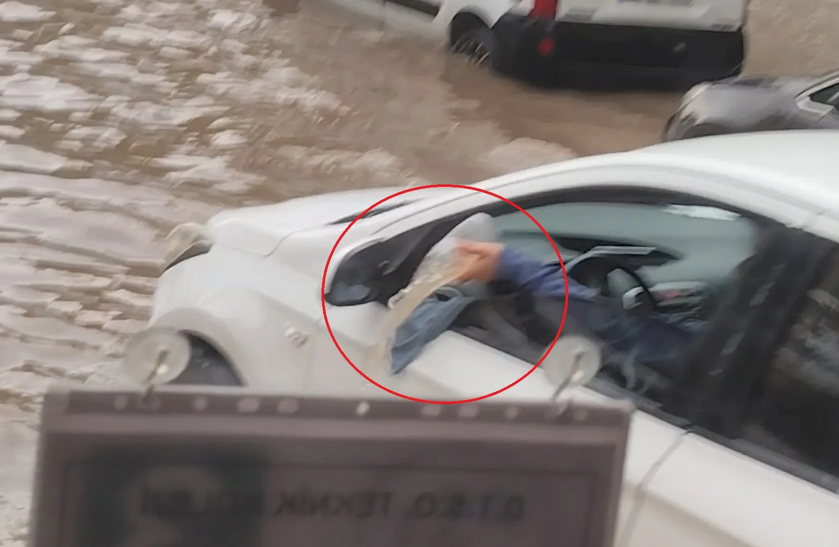 Diyarbakır'da sağanak yağış sonrası ilginç anlar: Otomobiline dolan suyu bardakla boşalttı