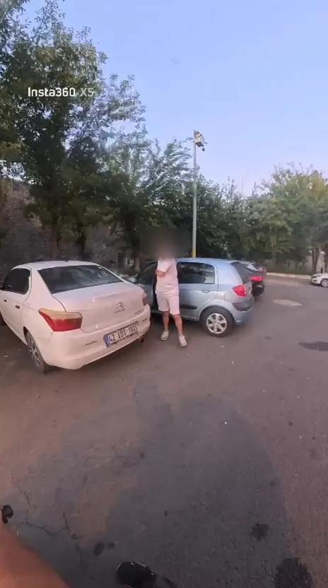 Diyarbakır Sur'da ters yön gerginliği: Motokurye ile sürücü kavgası kamerada