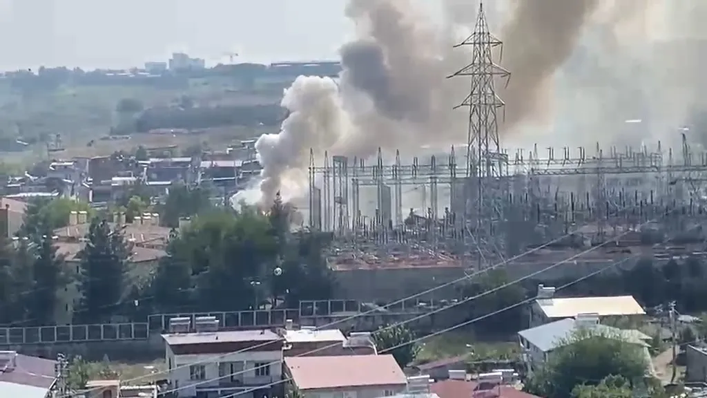 Diyarbakır Seyrantepe'de trafo merkezi yangını: Altyapı çalışması kesintiye yol açtı
