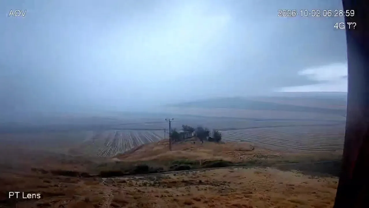 Diyarbakır Bismil'de şiddetli fırtına dehşeti: Cami minaresi evin damına devrildi