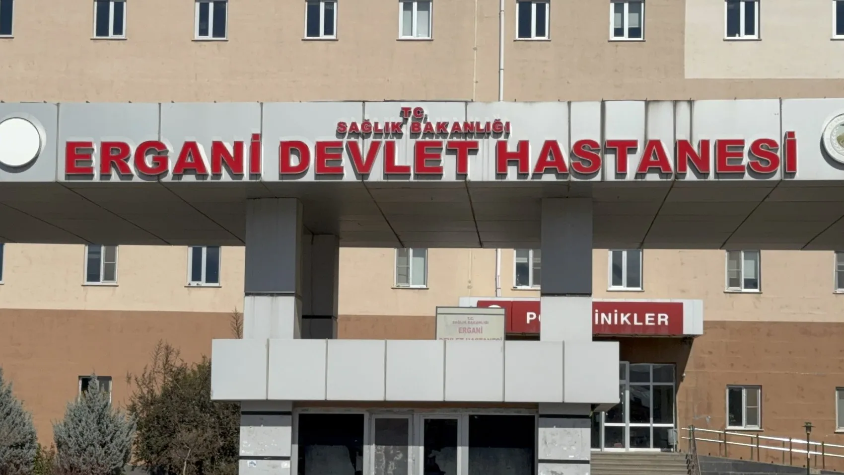 Diyarbakır Ergani'de elektrik arıza ekibini taşıyan kamyonet devrildi: 5 işçi yaralı