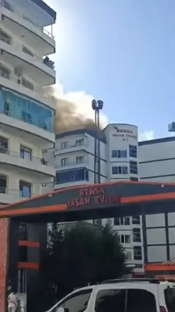 Diyarbakır Bağlar'da 8 katlı binanın çatısında korku dolu anlar: 7 kişi kurtarıldı