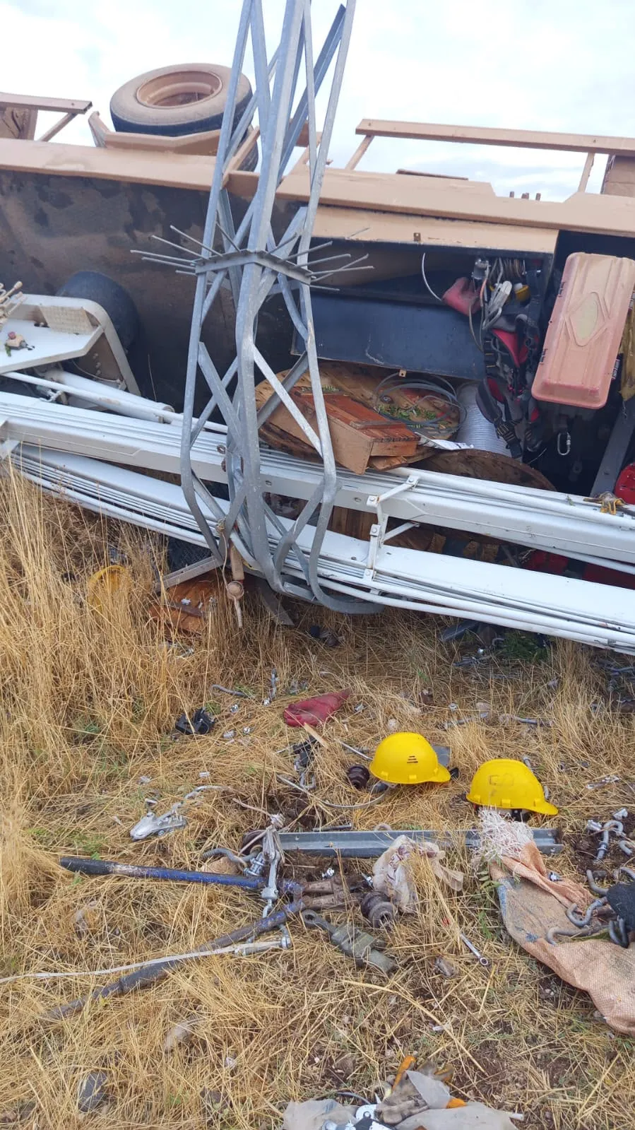 Diyarbakır Ergani'de elektrik arıza ekibini taşıyan kamyonet devrildi: 5 işçi yaralı