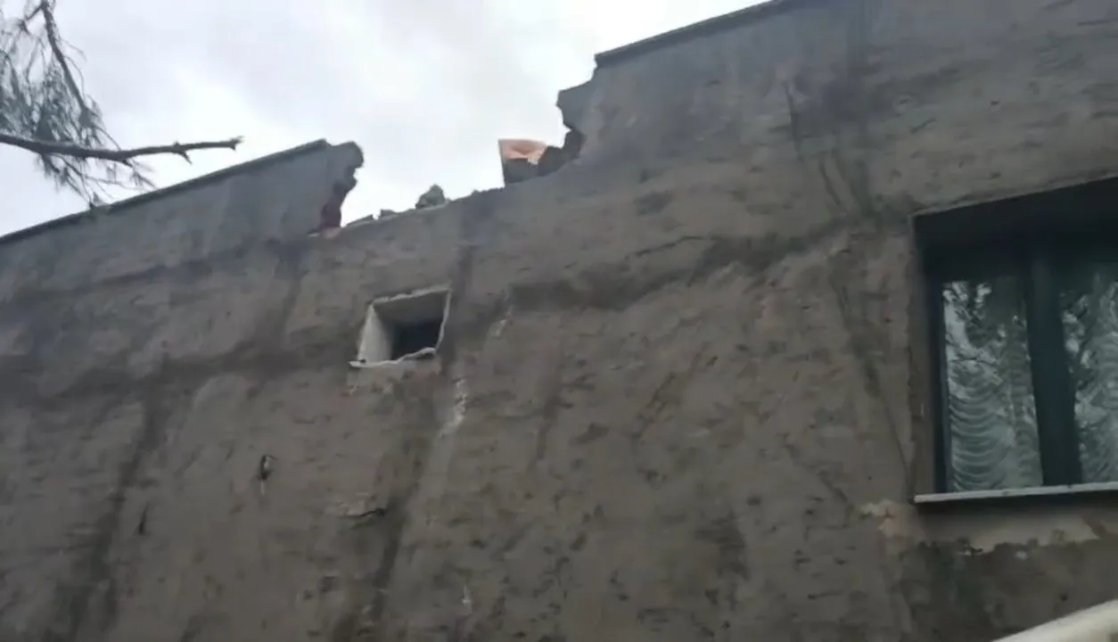 Diyarbakır Bismil'de şiddetli fırtına dehşeti: Caminin minaresi evin üzerine devrildi