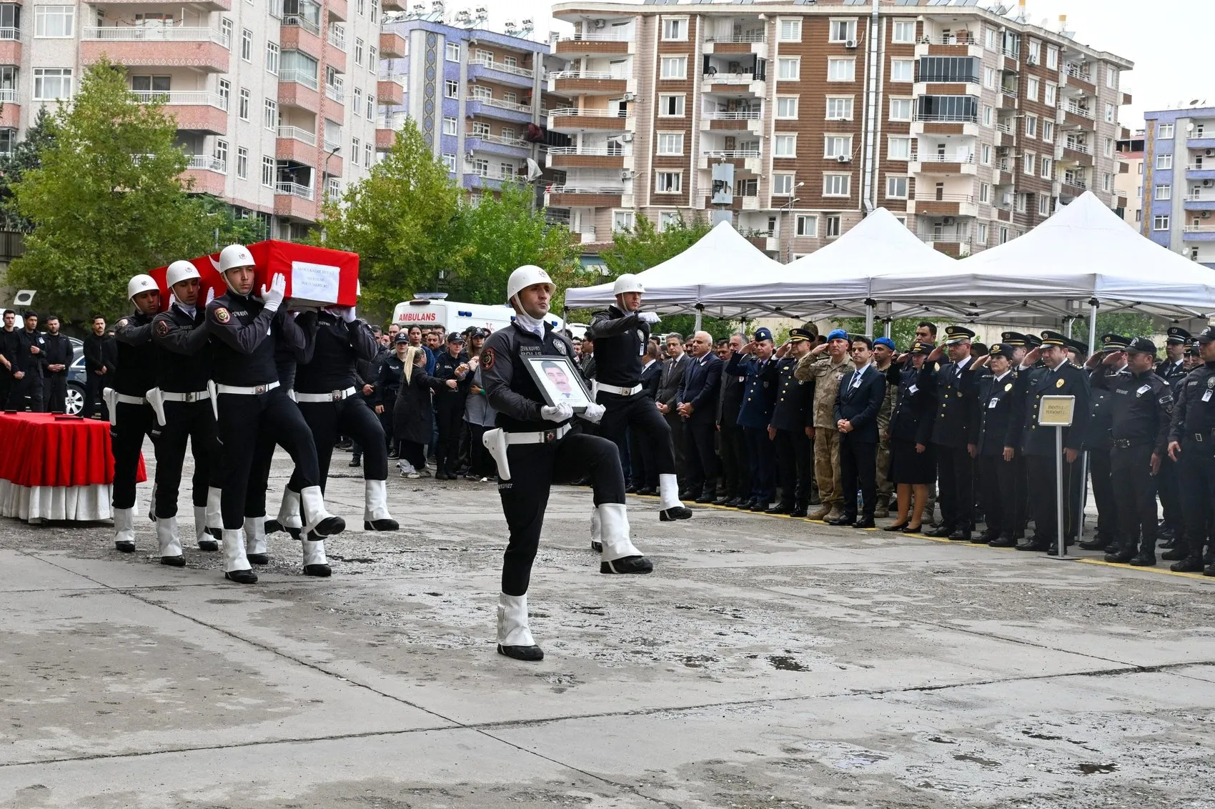 Diyarbakır'da görevli polis memuru Abdülkadir Bulut için hüzünlü veda töreni