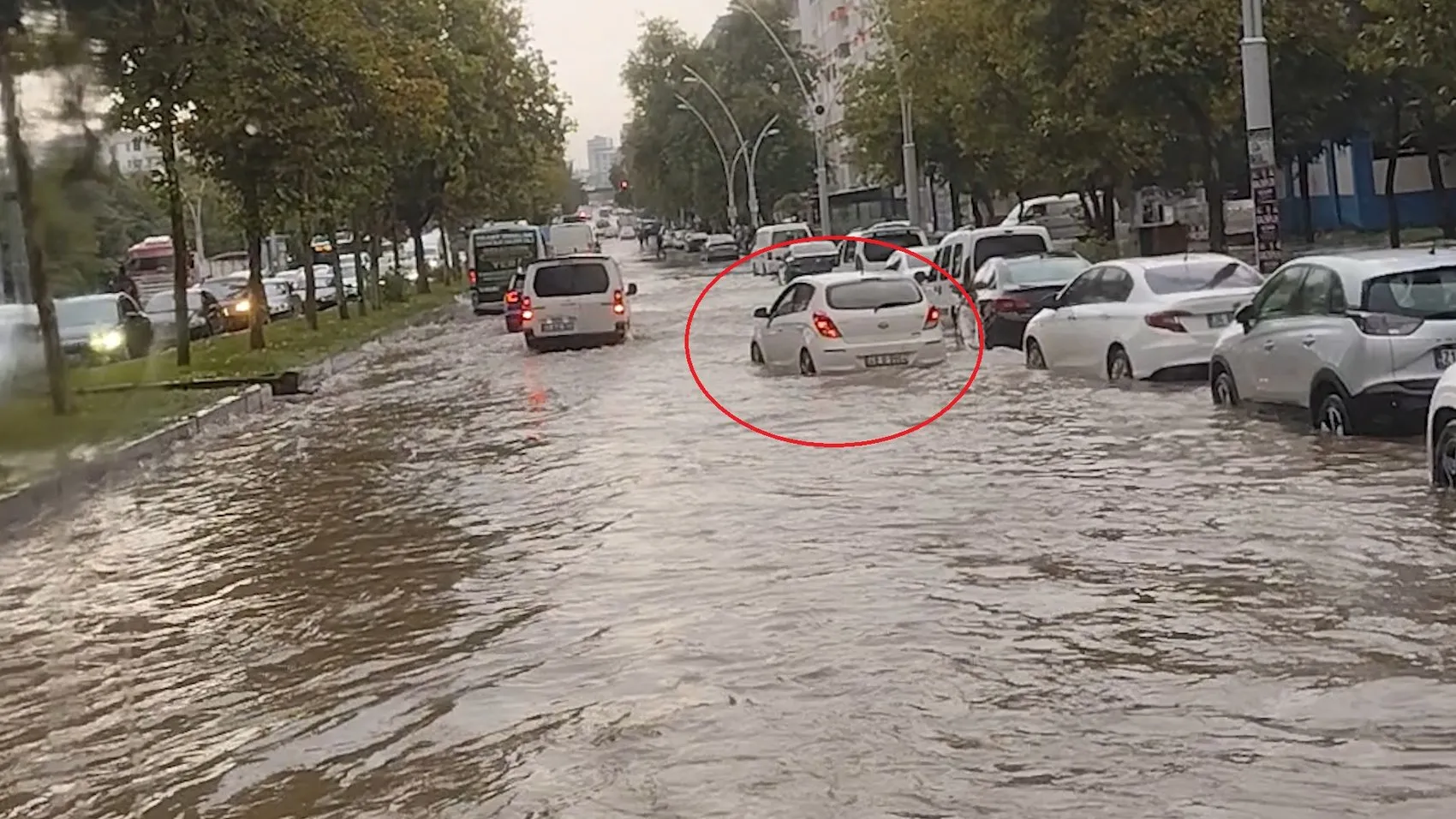 Diyarbakır'da sağanak yağış sonrası ilginç anlar: Otomobiline dolan suyu bardakla boşalttı