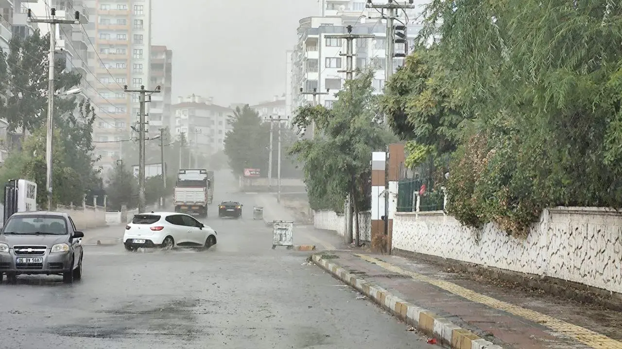 Diyarbakır'da öğle saatlerinde şiddetli yağmur etkili oldu - Amed Haber | Diyarbakır Haber | Diyarbakır Haberleri | Güncel | Siyasi | Ekonomi