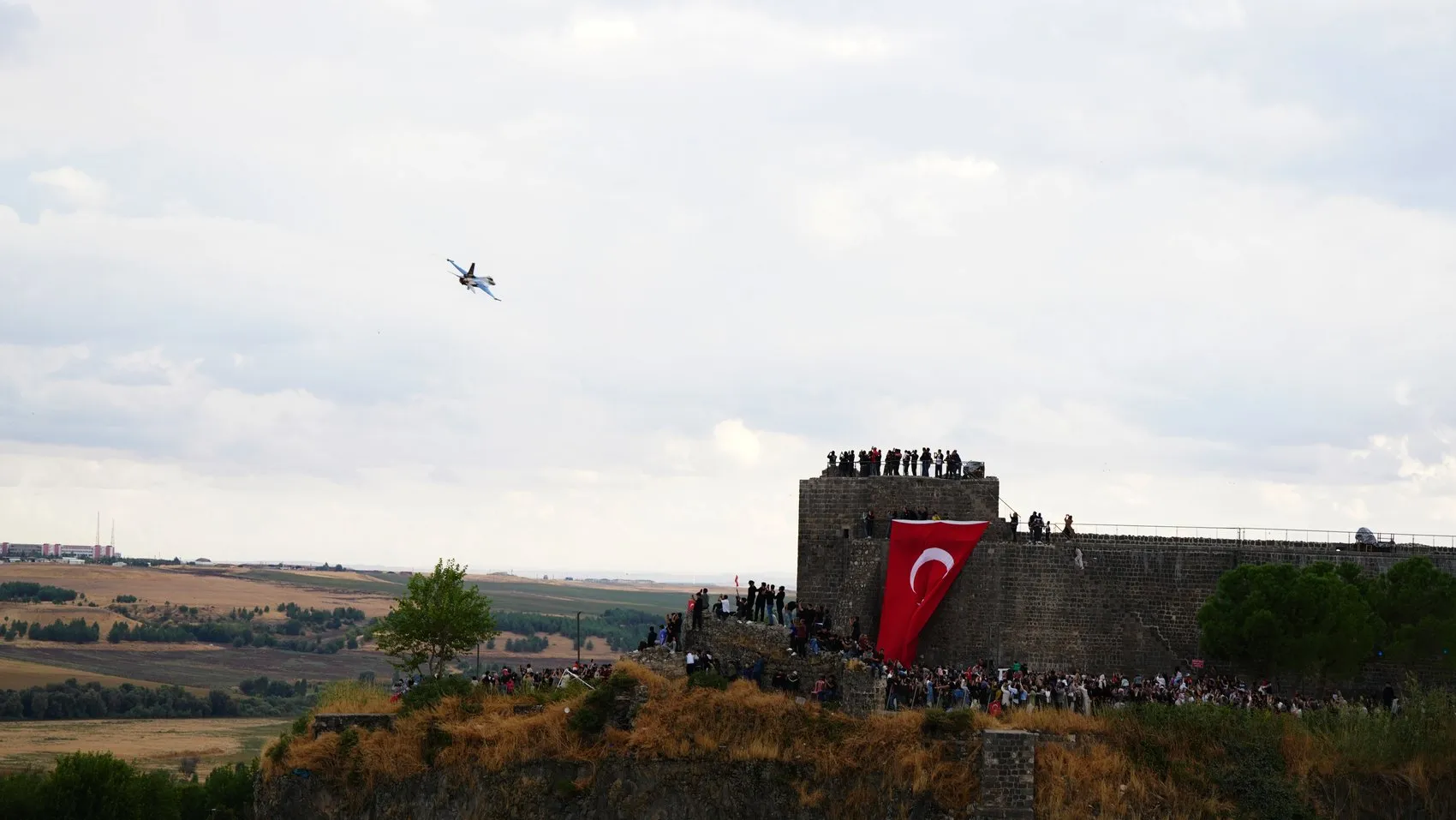 SOLOTÜRK Diyarbakır semalarında: Tarihi surlar ve Hevsel üzerinde nefes kesen gösteri