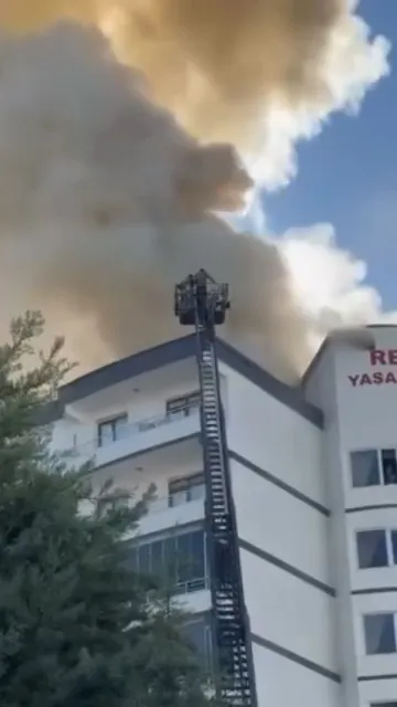 Diyarbakır Bağlar'da 8 katlı binanın çatısında korku dolu anlar: 7 kişi kurtarıldı