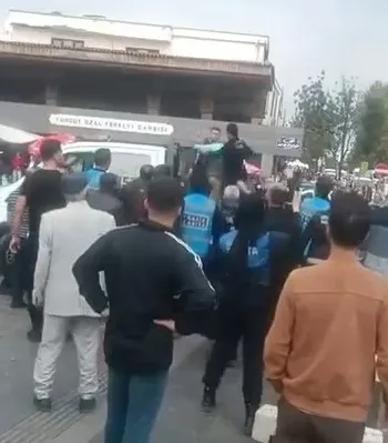 Diyarbakır Sur'da zabıta ve seyyar satıcı arasında gergin anlar: Arbede kamerada