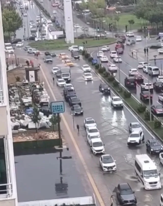 Diyarbakır'da akşam saatlerinde bastıran sağanak hayatı felç etti: Yollar göle döndü