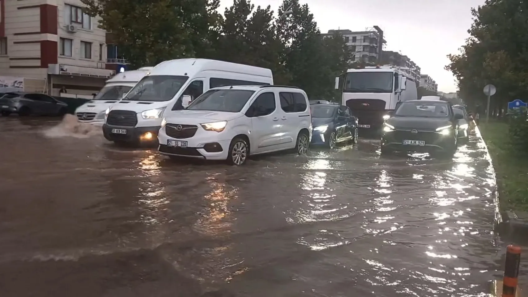 Diyarbakır'da sağanak yağış hayatı felç etti: Cadde ve sokaklar göle döndü