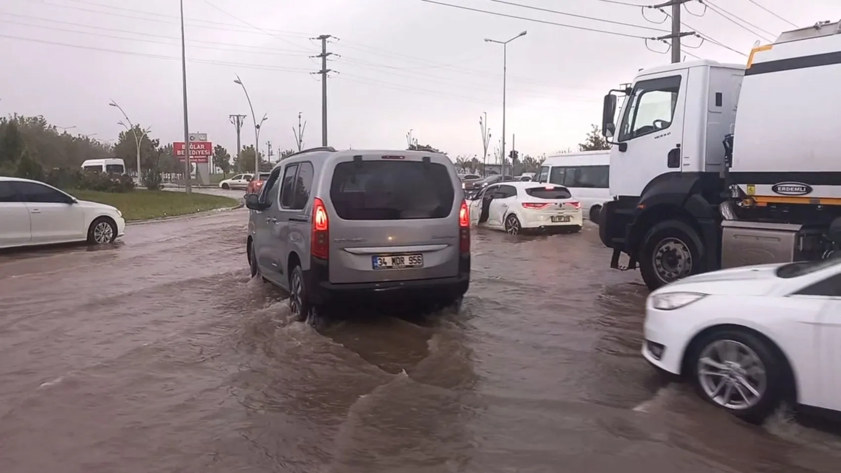 Diyarbakır'da sağanak yağış hayatı felç etti: Cadde ve sokaklar göle döndü
