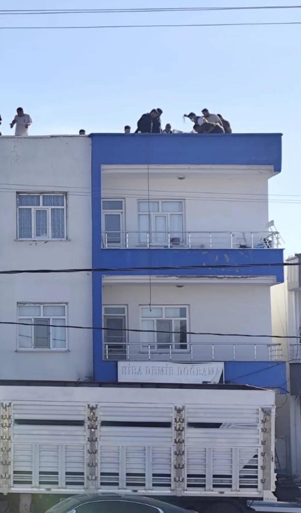 Diyarbakır Bismil'de korkunç kaza: Yüksek gerilim hattına temas eden usta hayatını kaybetti