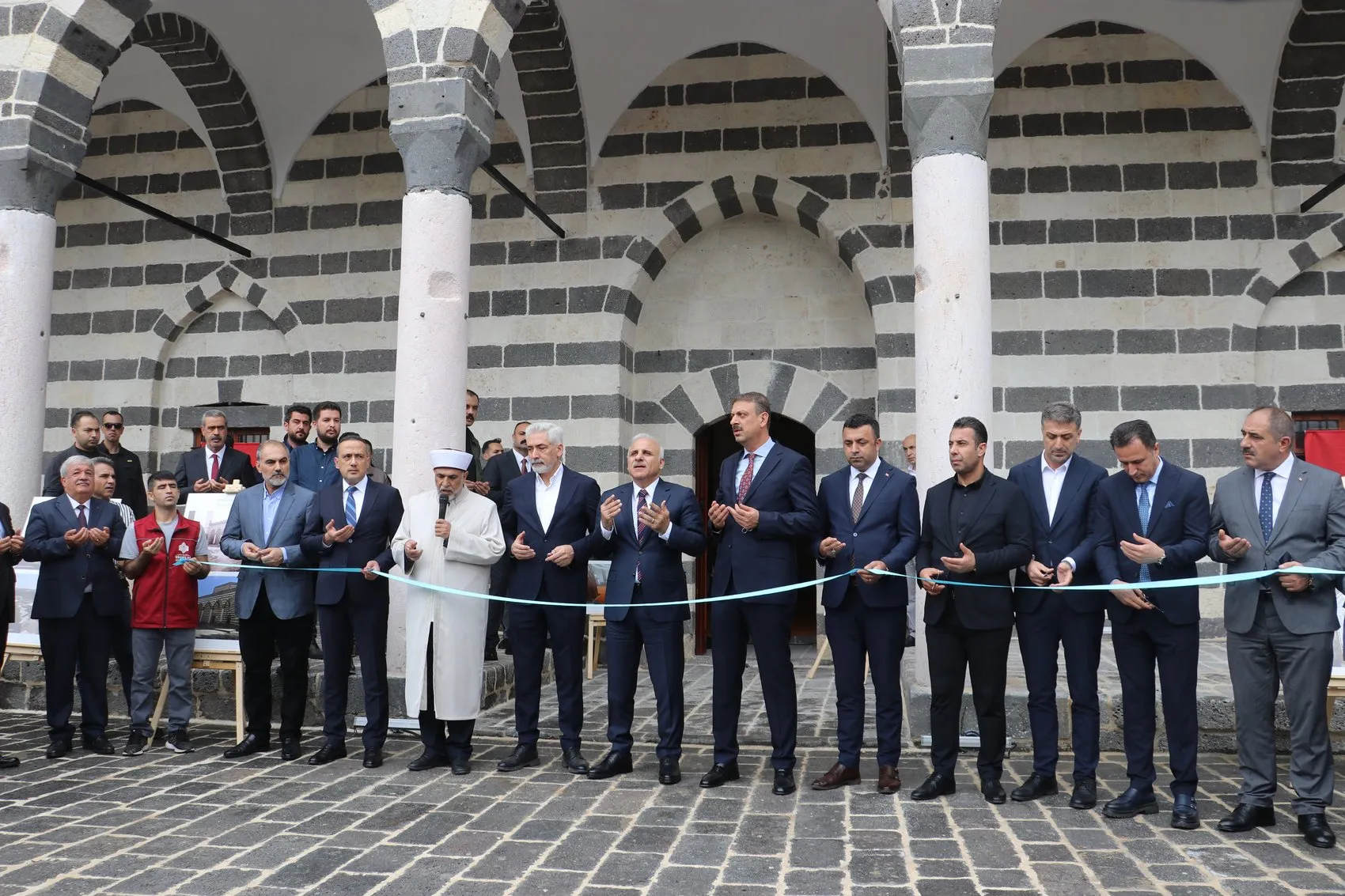 Diyarbakır ve Bingöl'de deprem hasarlı 6 tarihi cami yeniden ibadete açıldı