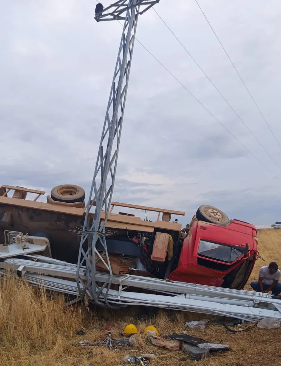 Diyarbakır Ergani'de elektrik arıza ekibini taşıyan kamyonet devrildi: 5 işçi yaralı