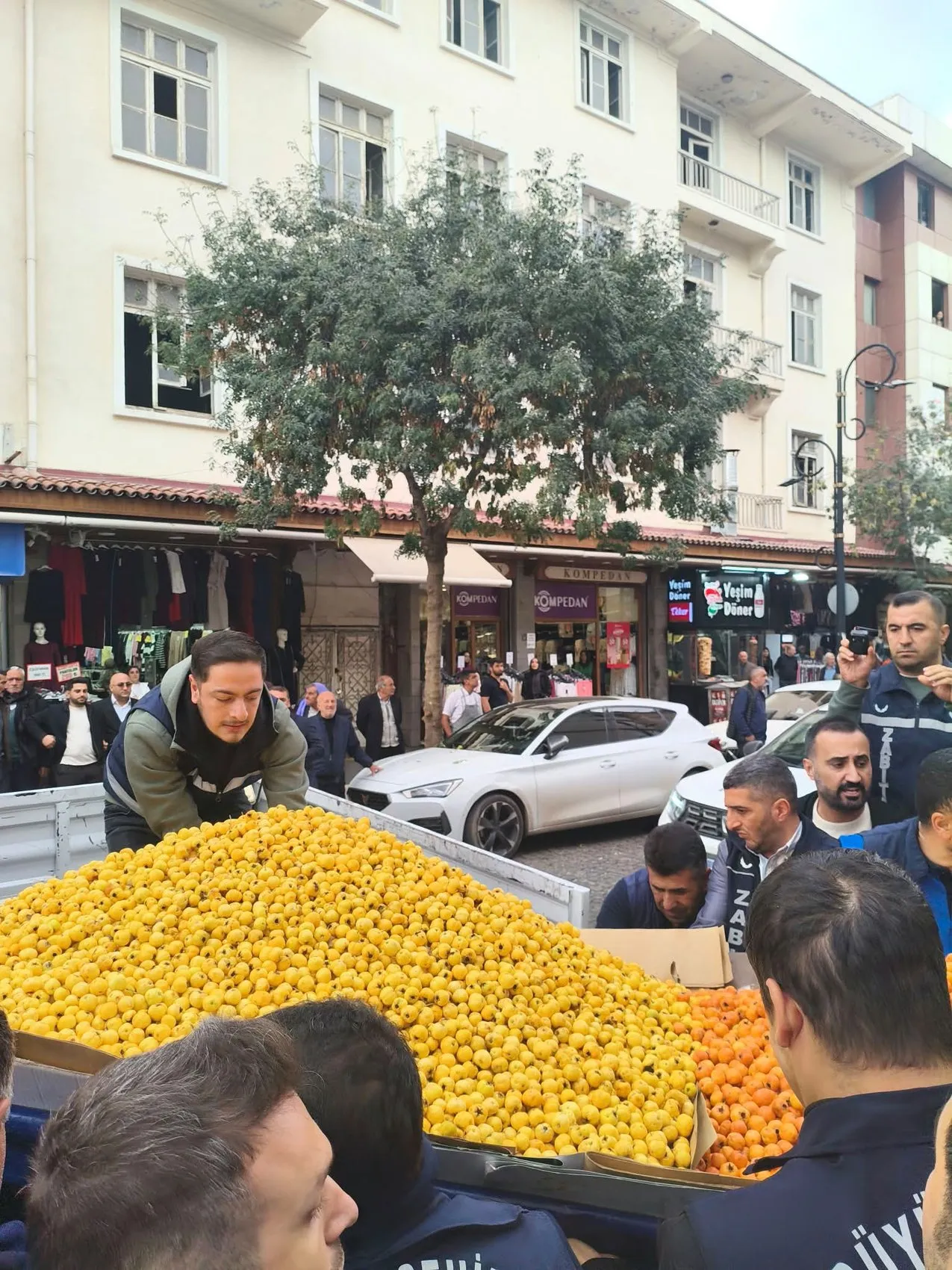Diyarbakır Sur'da zabıta ve seyyar satıcı arasında gergin anlar: Arbede kamerada