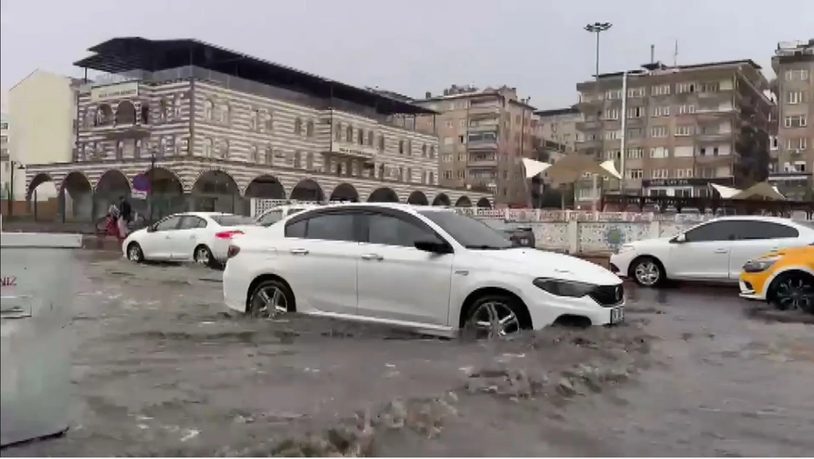 Diyarbakır'da akşam saatlerinde bastıran sağanak hayatı felç etti: Yollar göle döndü