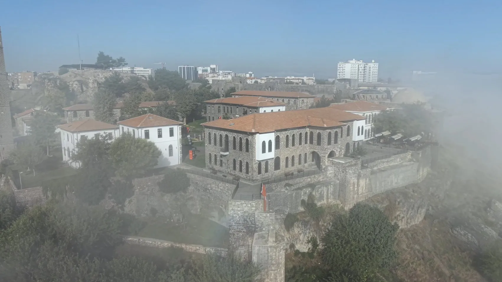 Diyarbakır'ın tarihi dokusu sis altında: Hevsel Bahçeleri ve surlar dronla görüntülendi