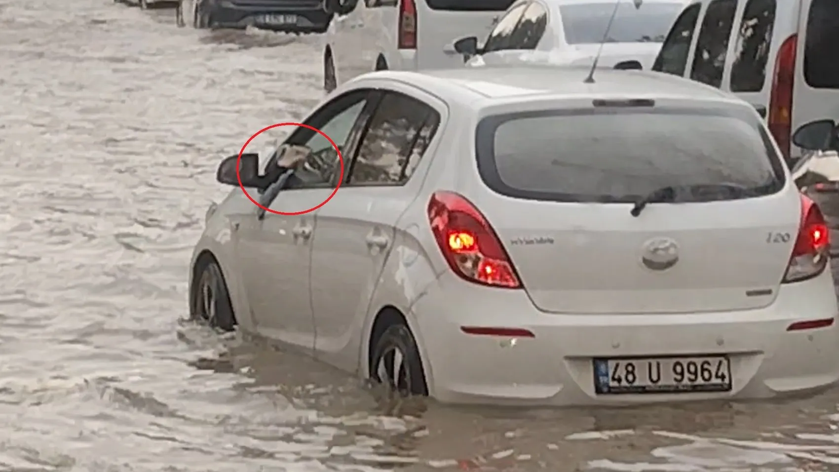 Diyarbakır'da sağanak yağış sonrası ilginç anlar: Otomobiline dolan suyu bardakla boşalttı