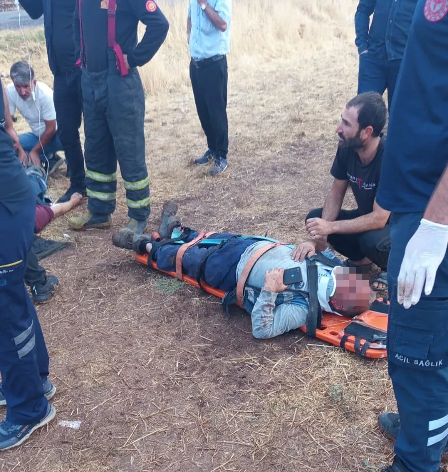 Diyarbakır Ergani'de elektrik arıza ekibini taşıyan kamyonet devrildi: 5 işçi yaralı