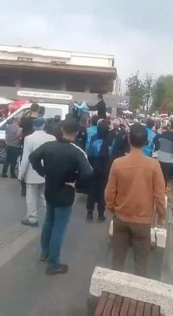 Diyarbakır Sur'da zabıta ve seyyar satıcı arasında gergin anlar: Arbede kamerada
