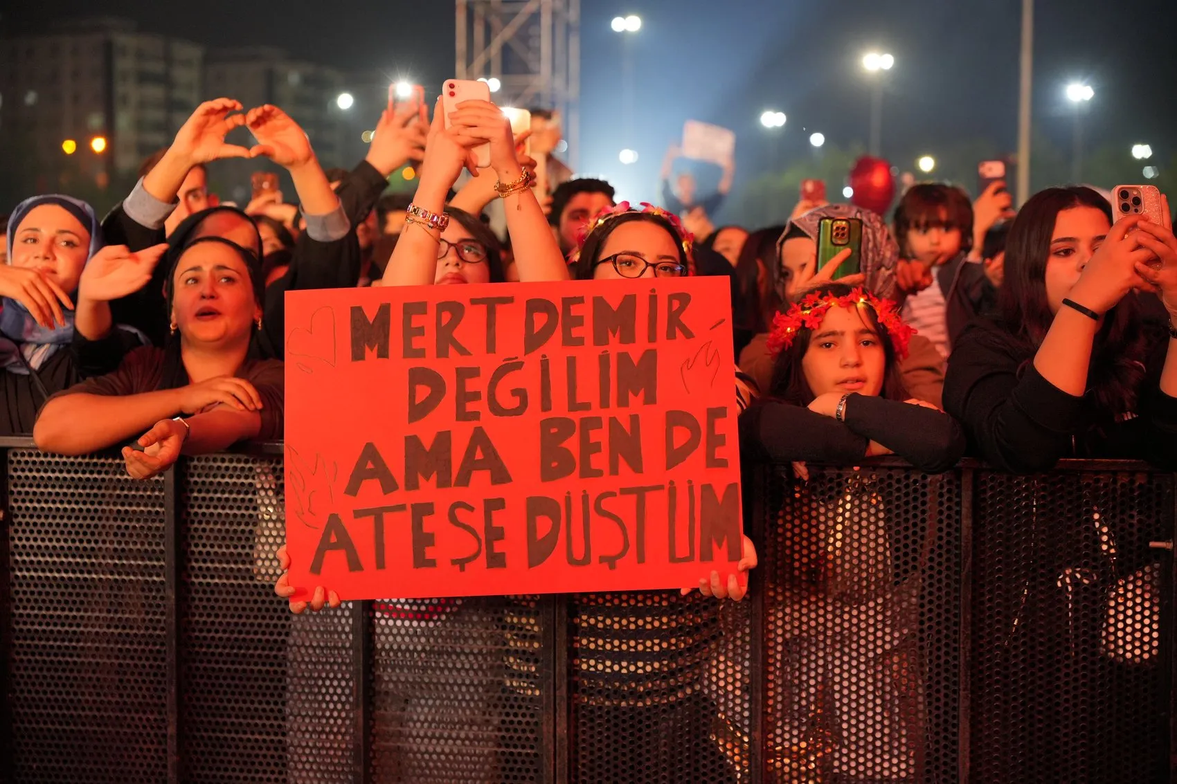 Diyarbakır Kültür Yolu Festivali'nde Mert Demir rüzgarı: Nevruz Park'ta coşkulu gece