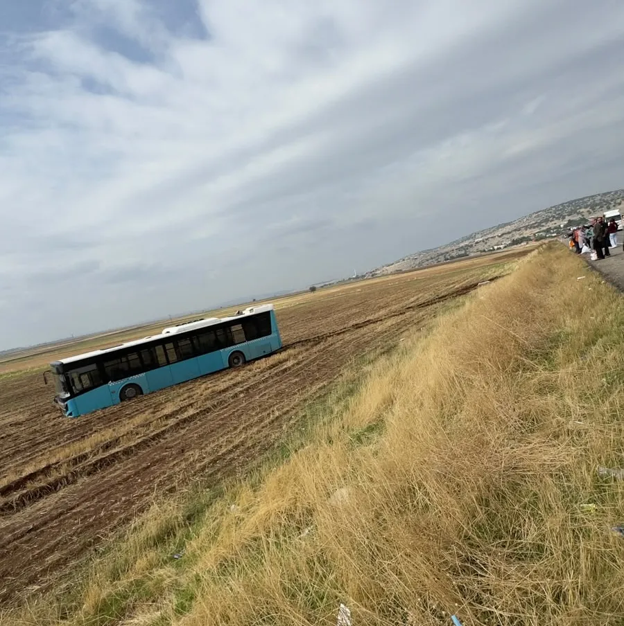 Diyarbakır-Ergani yolunda korkutan kaza: Belediye otobüsü kontrolden çıkıp tarlaya girdi