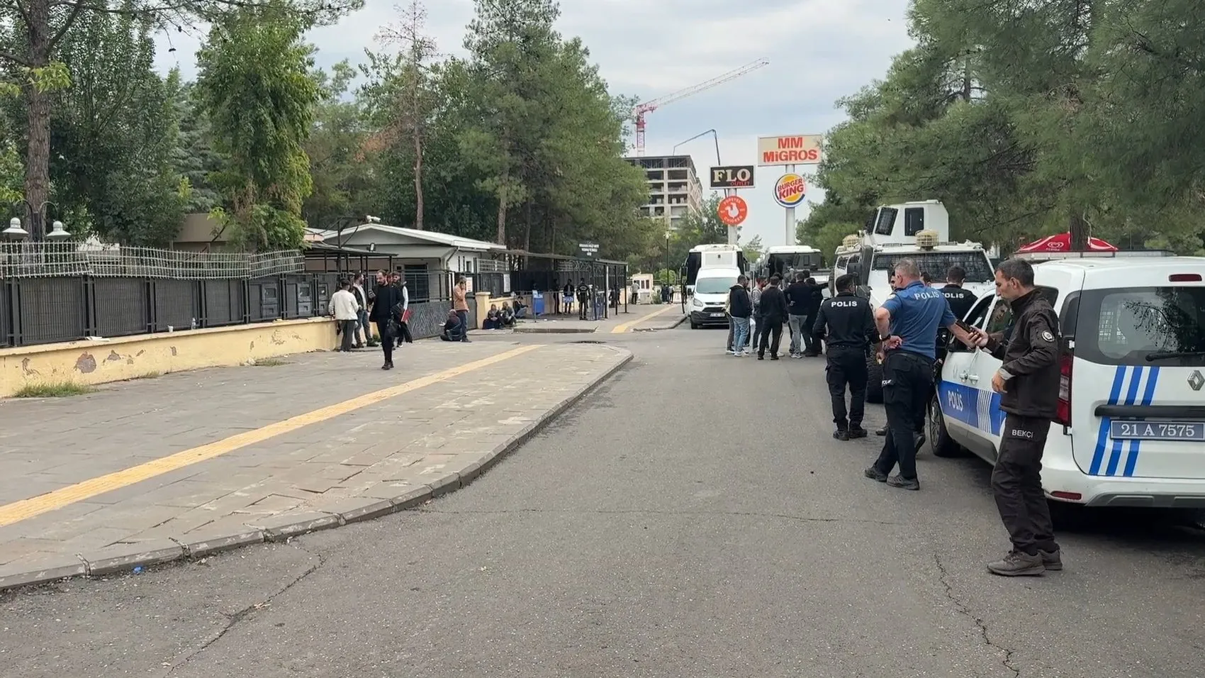 Diyarbakır Adliyesi'nde duruşma öncesi arbede: 2 kişi yaralandı, 6 gözaltı