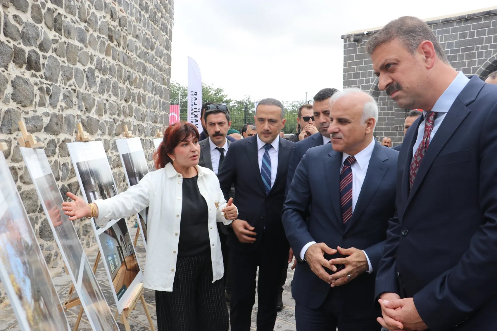 Diyarbakır ve Bingöl'de deprem hasarlı 6 tarihi cami yeniden ibadete açıldı