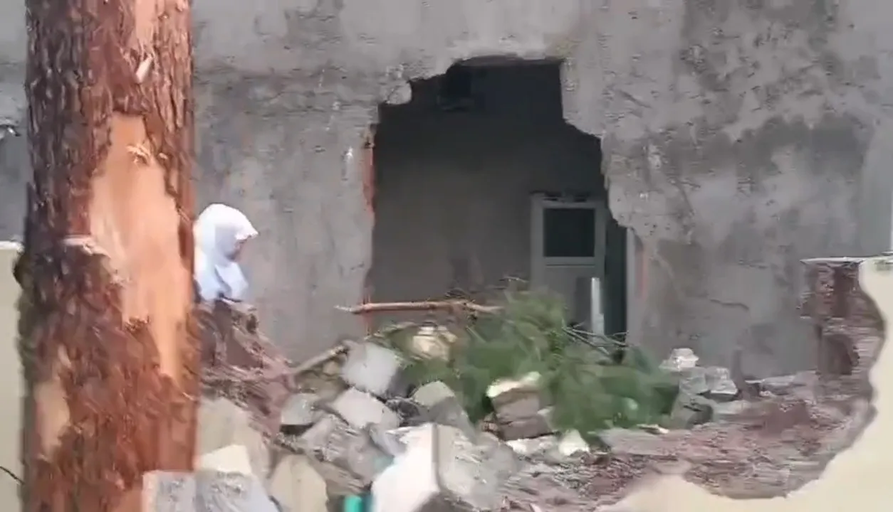 Diyarbakır Bismil'de şiddetli fırtına dehşeti: Caminin minaresi evin üzerine devrildi