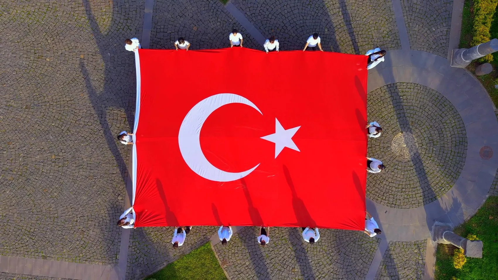 Diyarbakır İçkale'de 54 metrekarelik dev Türk bayrağıyla Cumhuriyet coşkusu
