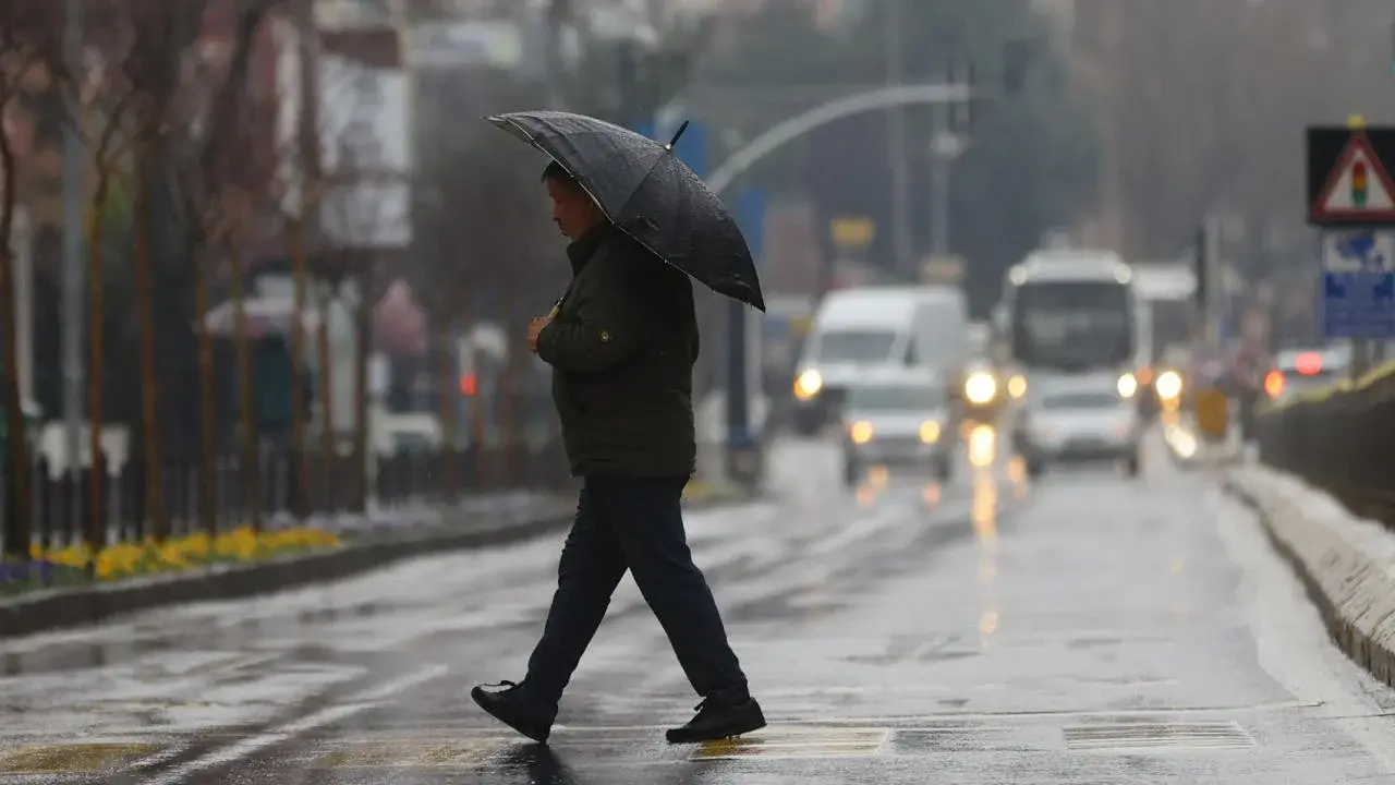 Bugünkü hava durumu: Doğu Karadeniz ve Diyarbakır çevrelerinde yağmur var -  Timeturk