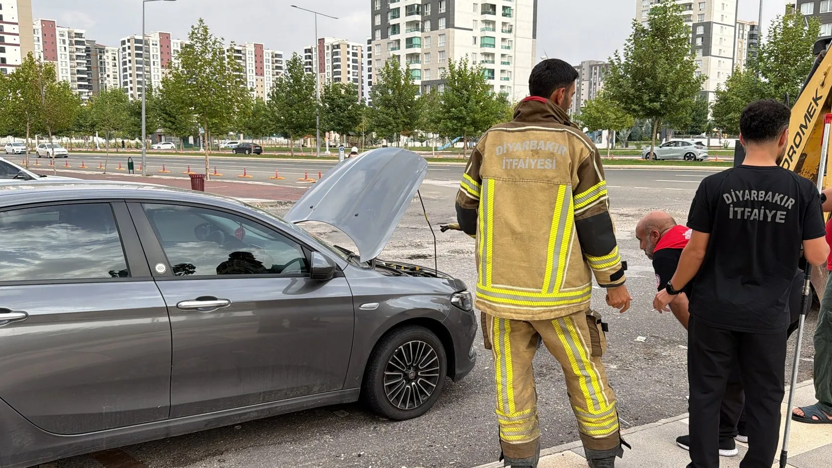 Diyarbakır Kayapınar'da otomobilin kaputuna giren yılan paniği: Vatandaşlar müdahale etti