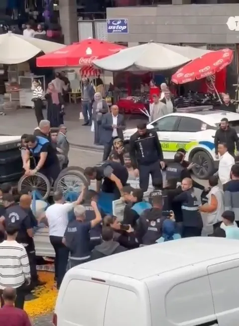 Diyarbakır Sur'da zabıta ve seyyar satıcı arasında gergin anlar: Arbede kamerada
