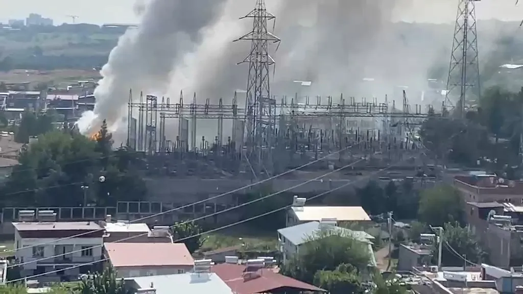 Diyarbakır Yenişehir'de ana trafo merkezinde yangın: Patlama sesleri şehri sarstı