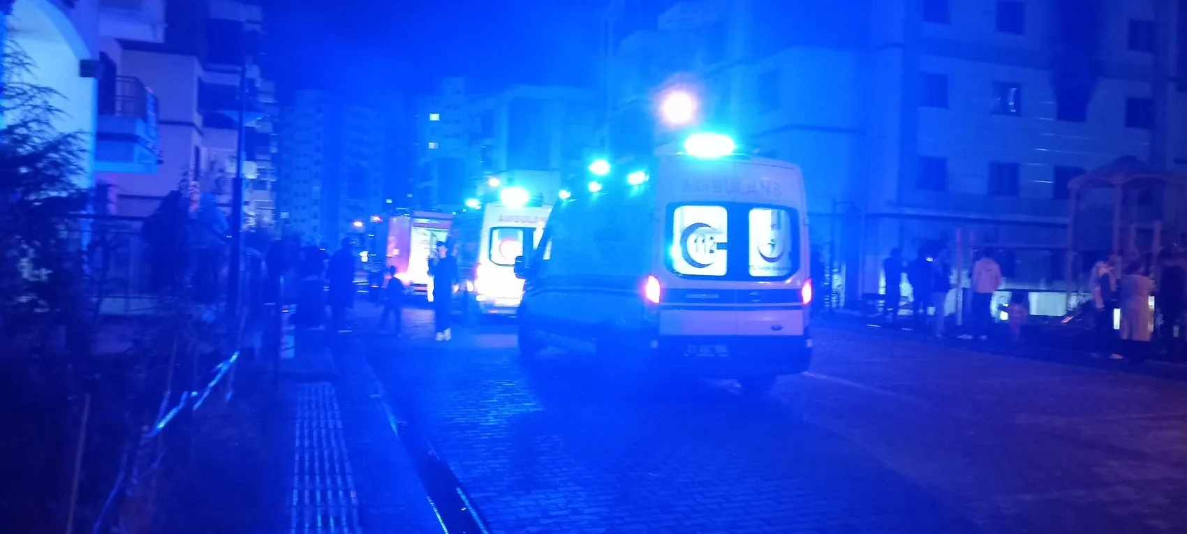 Diyarbakır Kayapınar'da apartman dairesinde korkutan yangın: 3'ü çocuk 5 kişi etkilendi