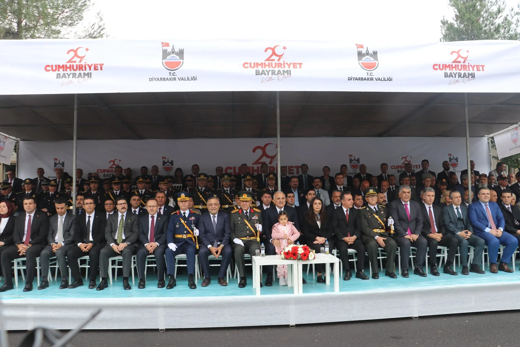 Diyarbakır'da Cumhuriyet Bayramı coşkusu: Vali Zorluoğlu'ndan kardeşlik mesajı